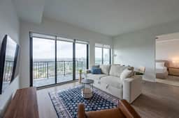 Vantage Tower Grand 1King Suite - Image 5