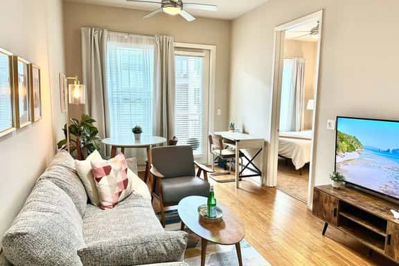 Cozy Mid Century Modern |MD Anderson| FREE Parking - Image 1