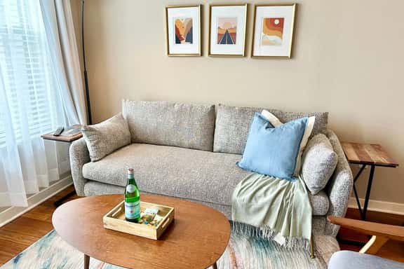 Cozy Mid-Century Modern FREE parking | MDAnderson - Image 1