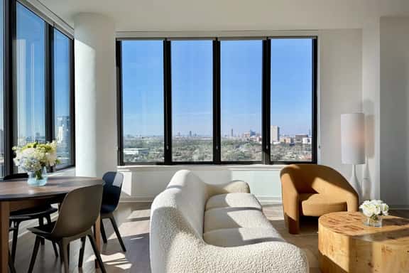 StayCozy Vantage Tower Signature 3-BR Ste|MDAnderson - Image 1