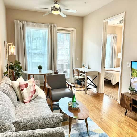 Cozy Mid Century Modern |MD Anderson| FREE Parking - Image 1