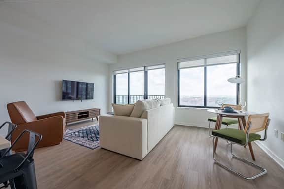Vantage Tower Grand 1King Suite - Image 4